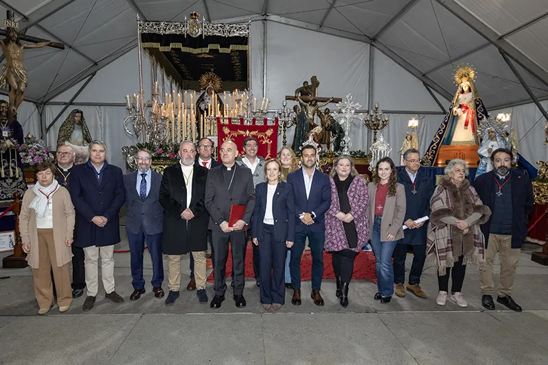 La consejera de Presidencia visita la exposición de los pasos de Semana Santa de Santander