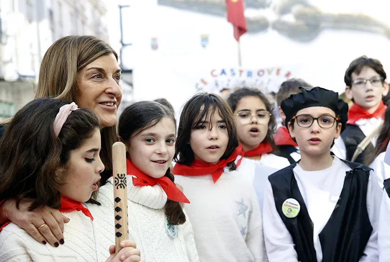 La presidenta Buruaga recibe a 115 alumnos marceros del Colegio Castroverde de Santander