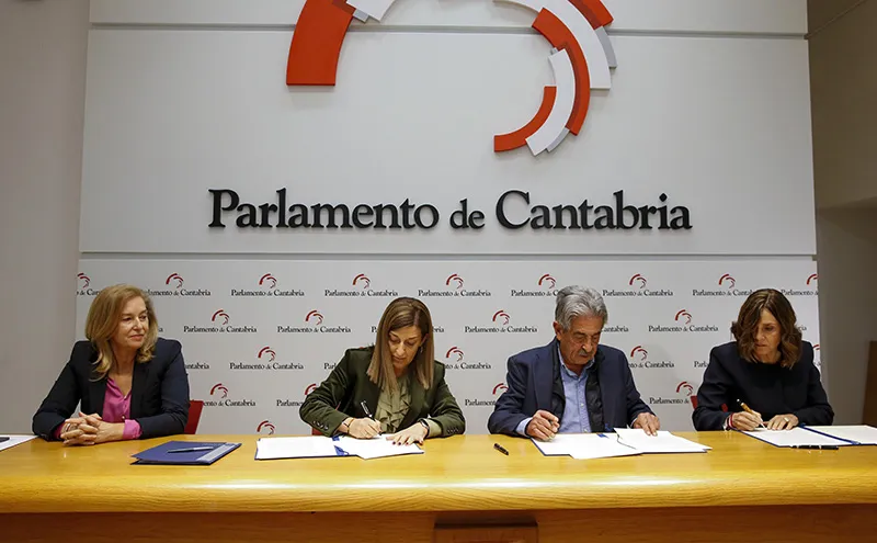  El Gobierno y PRC firman el acuerdo para aprobar el presupuesto «que Cantabria necesita» con 220 millones de euros más