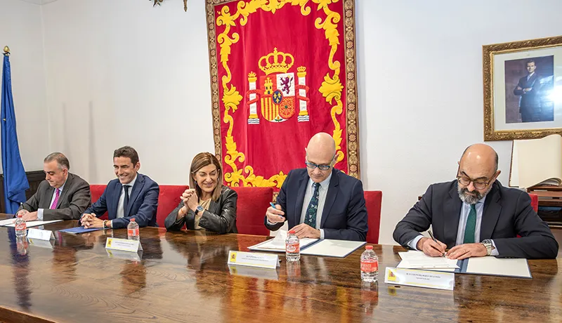 Gobierno, ADIF y Los Corrales firman el protocolo para la eliminación de cuatro pasos a nivel y el desvío del tráfico pesado fuera del casco urbano