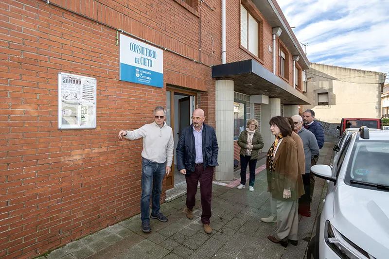Salud estudiará la mejor vía de colaboración con la Asociación de Vecinos de Cueto para reparar y volver a poner en marcha el consultorio médico