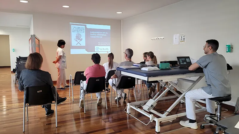 Valdecilla impulsa la ‘Escuela de Familias y Cuidadores’ para mejorar la atención a pacientes con daño cerebral adquirido