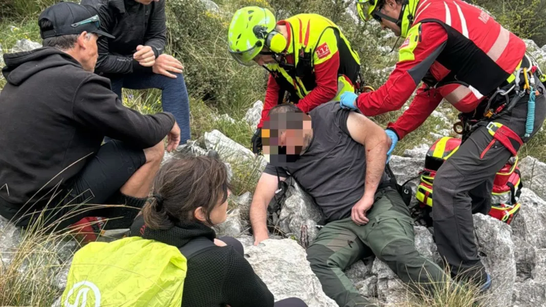 Noticias de Cantabria | El Cántabro | Aparatoso rescate en Ramales: evacúan en helicóptero a un montañero herido tras una caída en el Pico San Vicente