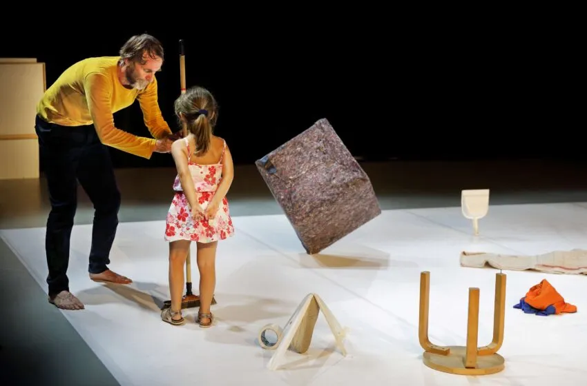 Noticias de Cantabria | El Cántabro | Una fregona, danza y arte: el Centro Botín sorprende a los niños con una propuesta escénica única