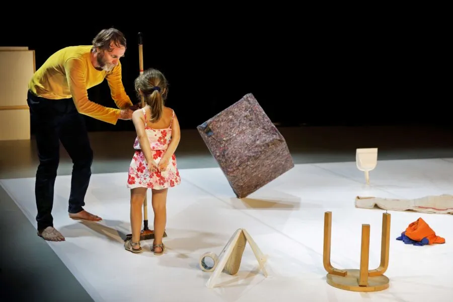 Noticias de Cantabria | El Cántabro | Una fregona, danza y arte: el Centro Botín sorprende a los niños con una propuesta escénica única