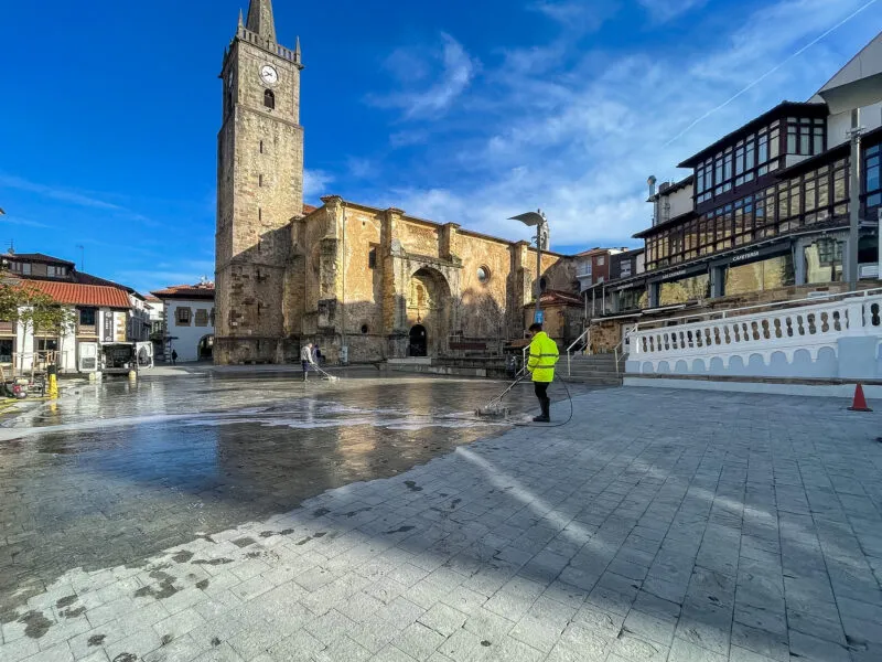 Noticias de Cantabria | El Cántabro | El Ayuntamiento de Comillas acomete la limpieza del pavimento en las plazas de Tres Caños, del Ángel y en el Corro Campíos