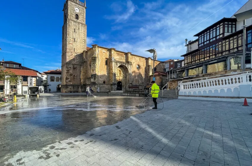 Noticias de Cantabria | El Cántabro | El Ayuntamiento de Comillas acomete la limpieza del pavimento en las plazas de Tres Caños, del Ángel y en el Corro Campíos