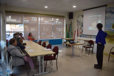  Vecinos de Piélagos escuchan con “atención genuina” canciones del último siglo para comprender la evolución de la sociedad española en un viaje por la memoria personal y colectiva