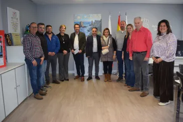  El Ayuntamiento de Piélagos entrega a Cruz Roja Cantabria la recaudación del rosco solidario de bolo palma disputado esta Navidad en Renedo