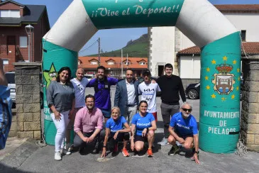  Piélagos recibe al deportista Adrián Hinojosa tras completar con éxito la primera etapa de su reto inclusivo ‘480km – SanSan26’