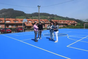  Piélagos acondiciona, a petición de los vecinos de Boo, la pista deportiva del  Barrio San Juan