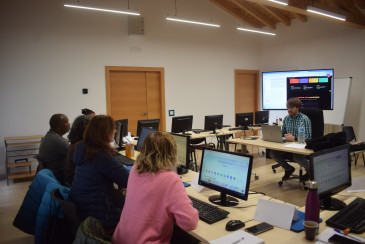  Participantes en el VII Programa AME  de Piélagos refrescan sus conocimientos de informática básica para mejorar su autonomía digital