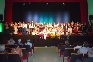  Cinco escuelas culturales municipales del Ayuntamiento de Piélagos imparten una clase de historia de Cantabria sobre el escenario del Teatro Vimenor