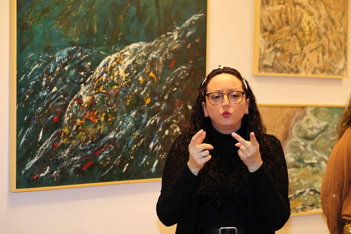 Torrelavega refuerza su compromiso con la inclusión incorporando un intérprete de lengua de signos en las inauguraciones culturales