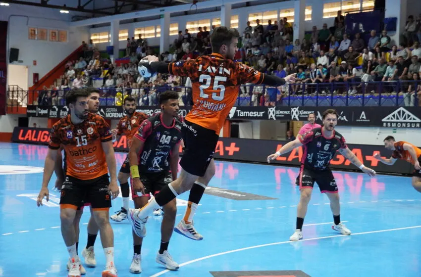 Noticias de Cantabria | El Cántabro | Gol en el último suspiro y derrota dolorosa: el Bathco BM Torrelavega se deja el partido en Puente Genil