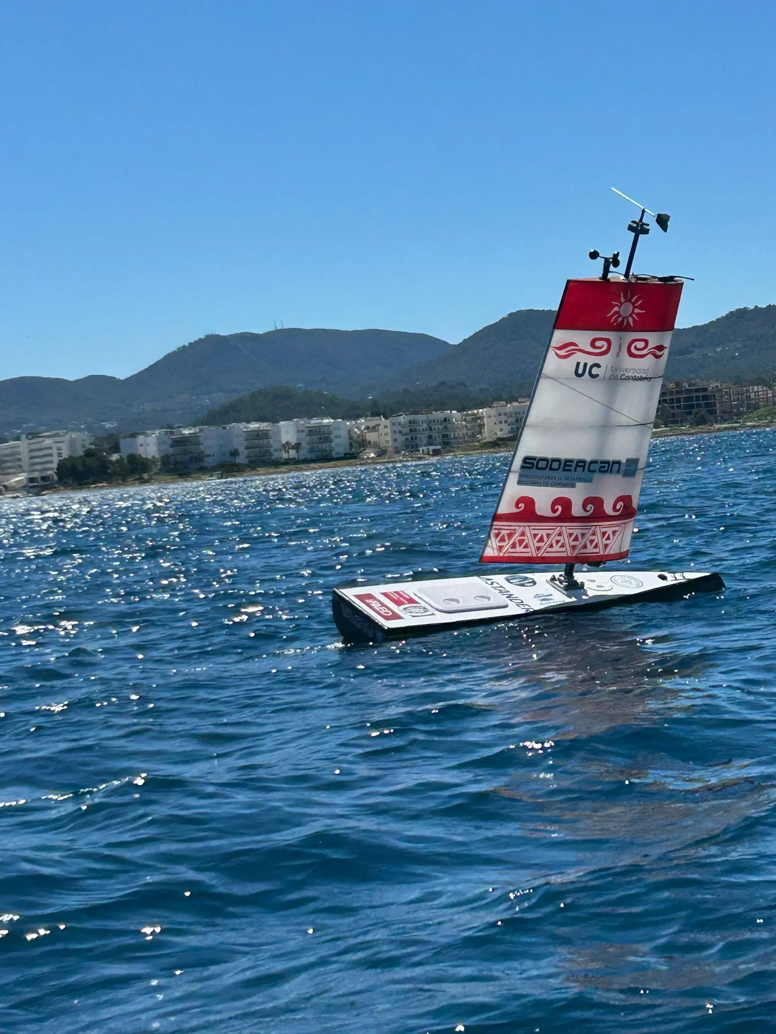 El velero autónomo del equipo ‘Vaucan’ de la UC gana la regata preparatoria de la Micro Ruta de la Sal