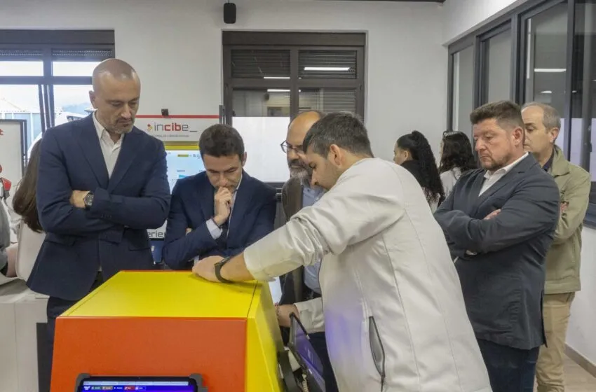  Torrelavega acoge el stand ExperienciaINCIBE para fomentar la ciberseguridad entre la ciudadanía