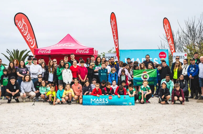 Noticias de Cantabria | El Cántabro | El Racing limpia Amió: 80 voluntarios retiran más de 100 kilos de residuos en la costa cántabra