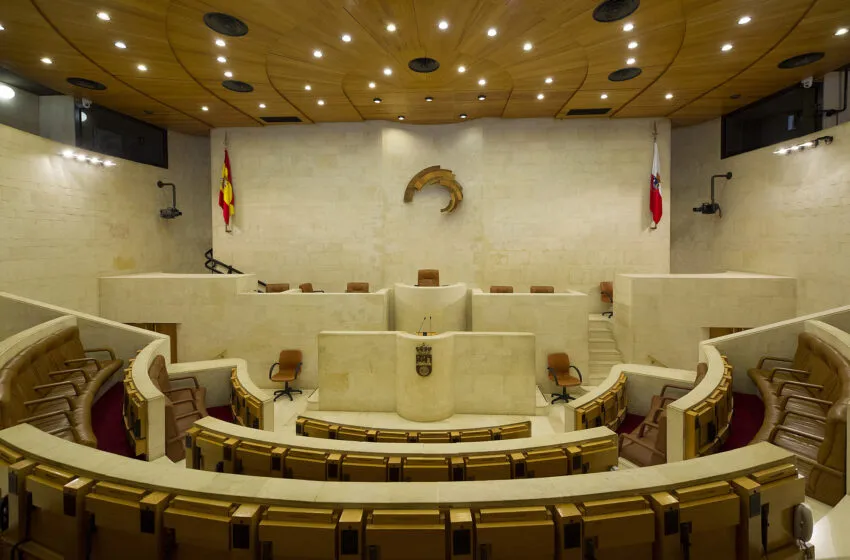 Noticias de Cantabria | El Cántabro | Sanidad, menores extranjeros y el FIS: un pleno con alto voltaje político en Cantabria