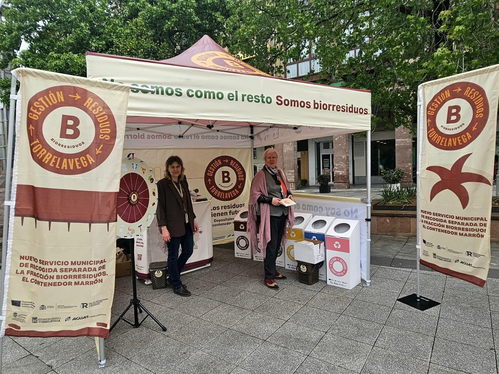 Torrelavega pone en marcha un punto de información itinerante sobre el contenedor marrón