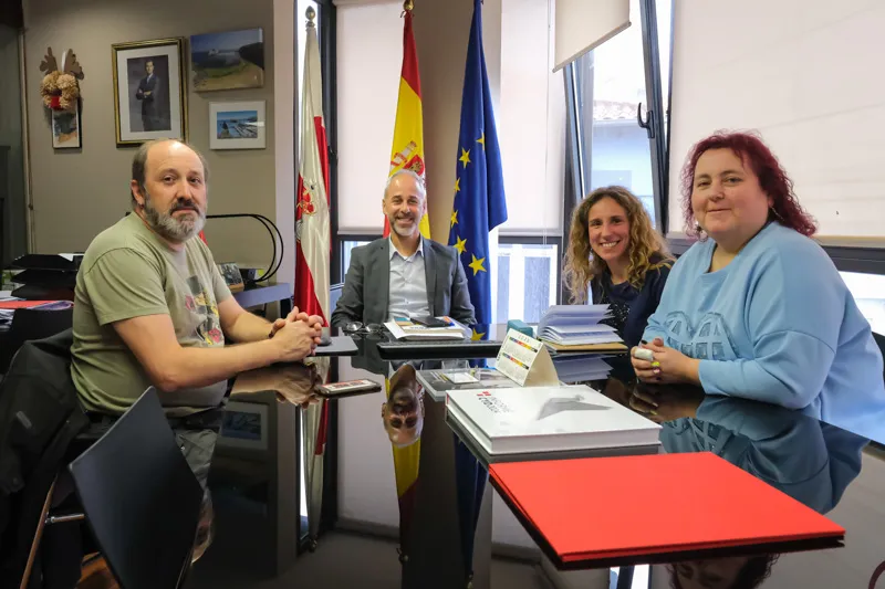 El consejero junto a los representantes de FAMPA Cantabria. FOTO: Raúl Lucio