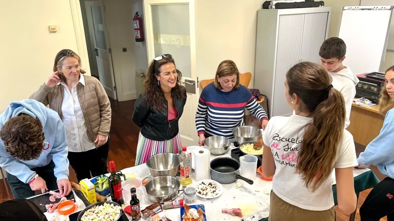 Gómez del Río charla con los participantes en el taller de 'Cocina saludable y planificación semanal que se desarrolla en le Escuela de Tiempo Libre (Foto: Gobierno de Cantabria)