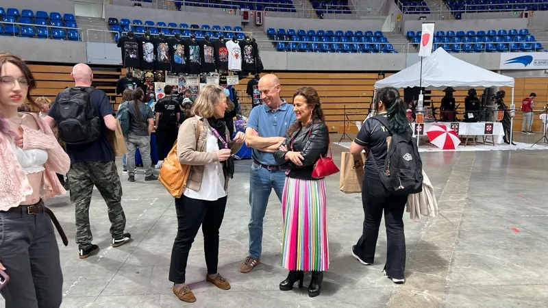 Begoña Gómez del Río y Blanca Fernández durante su visita al festival Taikai en Santander (Foto: Oficina de Comunicación)