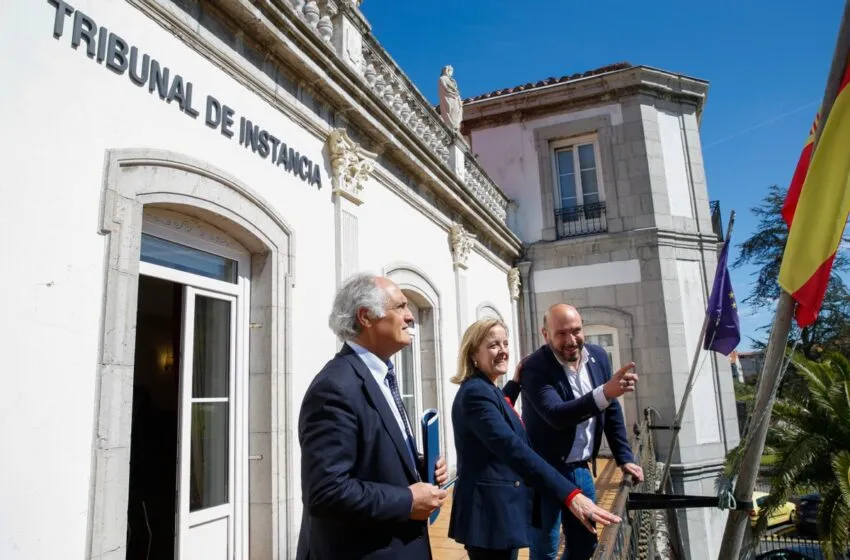 La consejera de Justicia, Isabel Urrutia, acompañada del alcalde de Laredo, Miguel González, y del director general de Justicia y Víctimas del Terrorismo, Juan Sáez, en la visita al Tribunal. (FOTO: Lara Revilla)