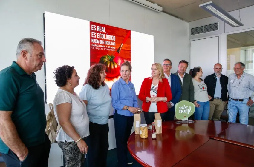 La consejera junto al director general de Alimentación, el director de ODECA y los productores cántabros que participarán en BioCultura Barcelona. (Foto: Lara Revilla)