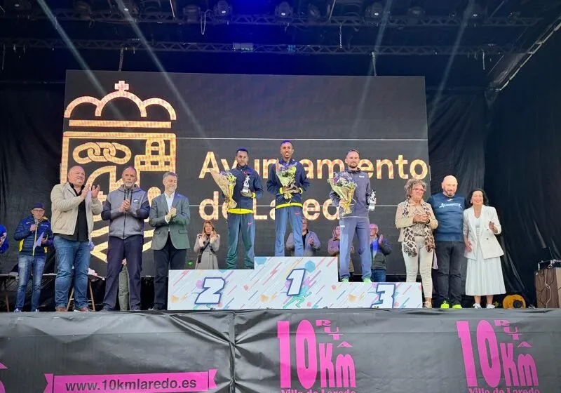 El consejero de Deporte, Luis Martínez Abad, durante la entrega de premios. (Foto: Ayuntamiento de Laredo)