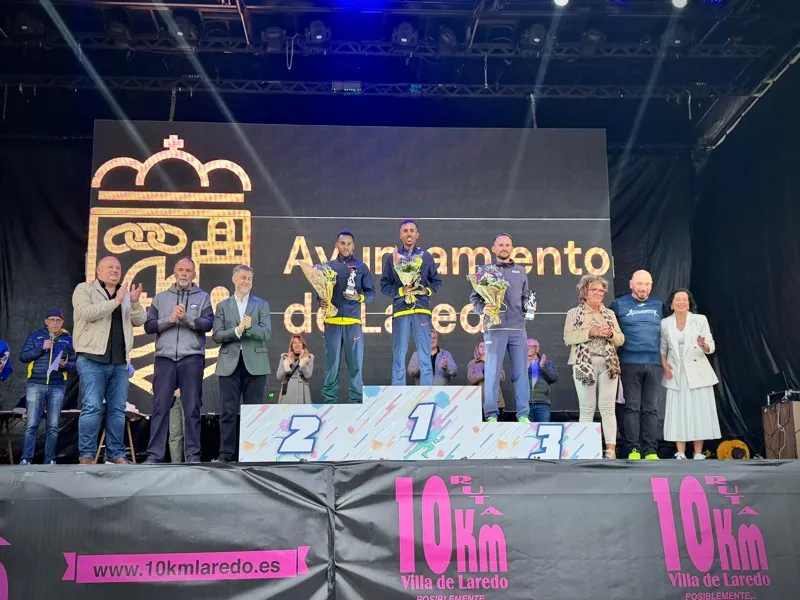 El consejero de Deporte, Luis Martínez Abad, durante la entrega de premios. (Foto: Ayuntamiento de Laredo)