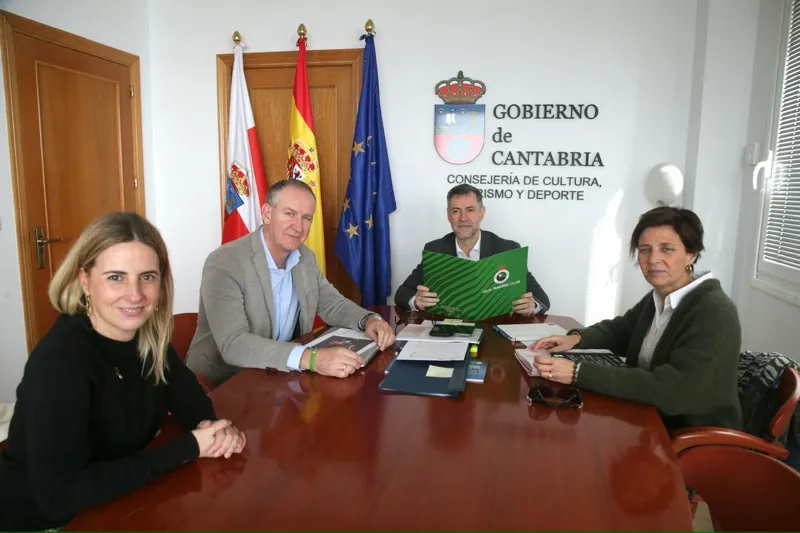 De izquiera a derecha, Isabel Ibarra, coordinadora programación del Palacio de Festivales, César Anievas, director de la Fundación del Racing, el consejero de Cultura, Luis Martínez Abad y la directora de la SRECD, Maria Fernández Rosillo. Foto: Nacho Romero