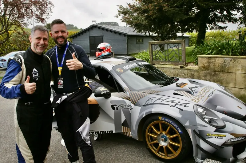 Luis Martínez Abad y Marcos Diego antes de recorrer el tramo del Rallye Festival Hoznayo. (Foto: Nacho Romero)