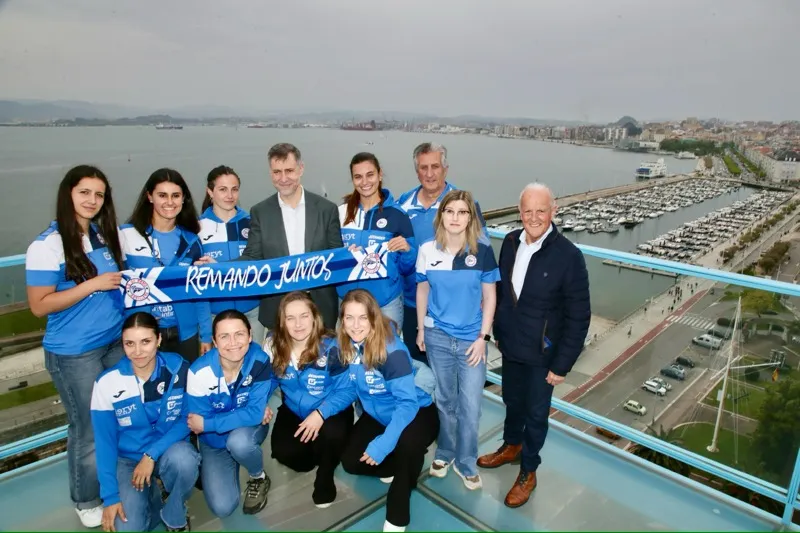 El consejero de Deporte, Luis Martinez Abad, junto con el equipo de la Sociedad Deportiva de Remo de Astillero. Foto: Nacho Romero