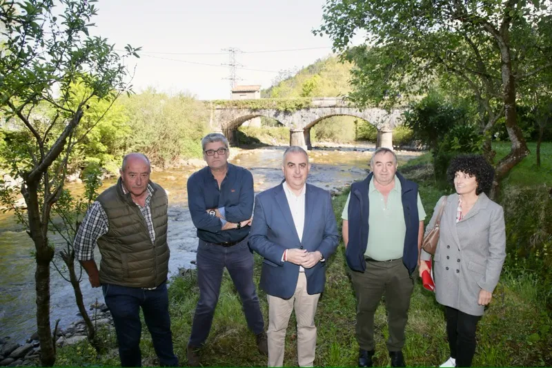 El consejero, junto al alcalde, concejales de la Corporacion y la directora general de Obras Públicas junto al río Magdalena (Foto: Nacho Romero)