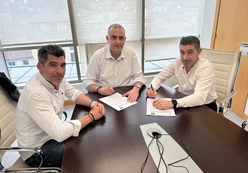  Fomento y Ayuntamiento de Santiurde de Toranzo firman un convenio que permitirá tramitar las expropiaciones necesarias para el saneamiento de Villasevil