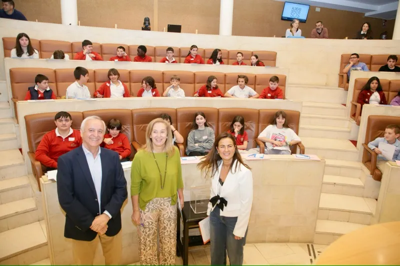 El presidente de Aldeas Infantiles SOS de España, Pedro Puig, la presidenta del Parlamento de Cantabria, María José González Revuelta, y la consejera de Inclusión Social, Juventud, Familias e Igualdad, Begoña Gómez del Río, momentos antes del pleno simulado que se ha celebrado hoy (Foto: Nacho Romero)