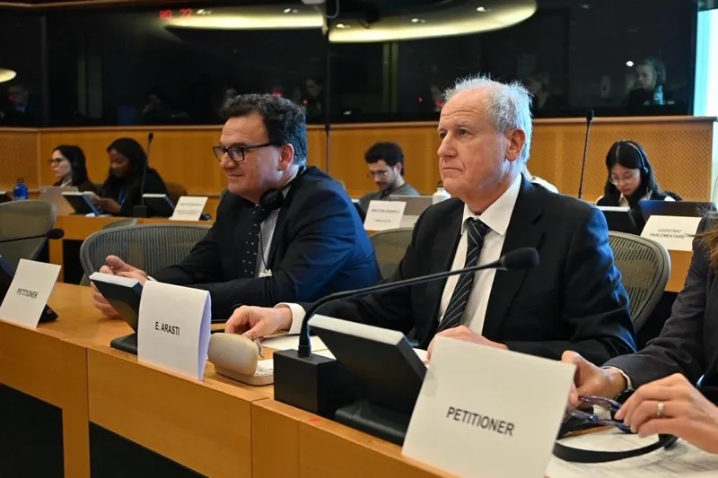 El consejero Arasti, junto al director general de Comercio y Consumo del Gobierno de Cantabria, durante su participación en la comisión de peticiones del Parlamento Europeo (Foto: Oficina de Comunicación)