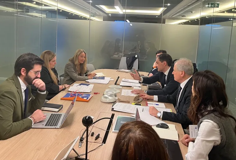 El consejero, durante su encuentro en Bruselas con varias europarlamentarias y el director general de Vitrinor (Foto: Oficina de Comunicación)