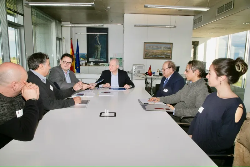 El consejero, durante su reunión con los representantes del sector del comercio ambulante de la región (Foto: Nacho Romero)