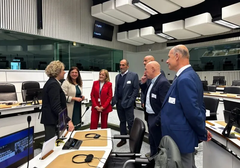 La consejera de Presidencia, junto a representantes europeos y del Racing, en el Comité de las Regiones (Fotos: Gobierno de Cantabria)