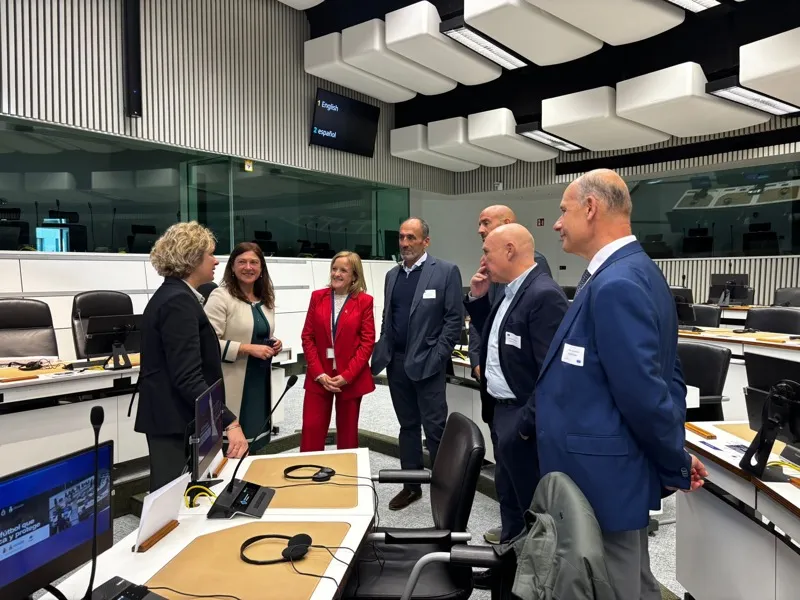 La consejera de Presidencia, junto a representantes europeos y del Racing, en el Comité de las Regiones (Fotos: Gobierno de Cantabria)