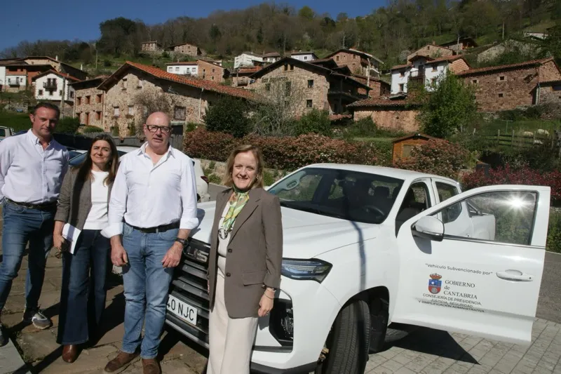 La Consejería de Presidencia impulsa en Peñarrubia la mejora de servicios municipales con un nuevo vehículo y refuerza la prevención de incendios forestales