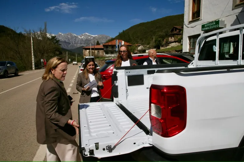 La consejera de Presidencia, Isabel Urrutia, con el vehículo financiado por su departamento en Cabezón de Liébana (Fotos: Nacho Romero)