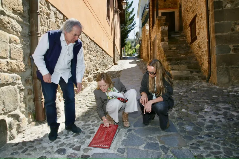 El alcalde, la consejera y la dierctora general de Seguridad inspeccionan uno de los hidranres instalados (Fotos: Nacho Romero)