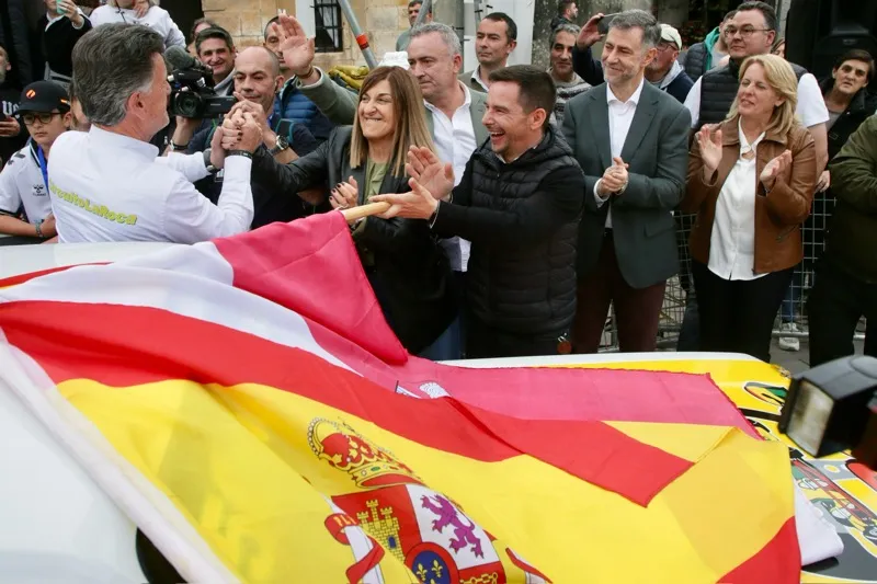 La presidenta de Cantabria saludando a Daniel Sordo Cayuso en presencia de Luis Martínez Abad y María Jesús Susinos. (Foto: Nacho Romero)
