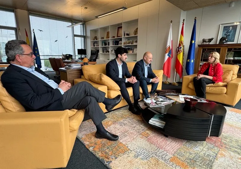 La consejera, durante su encuentro con el nuevo presidente de la Federación de Cofradías de Pescadores de Cantabria (Foto: Jimena Aguirre)
