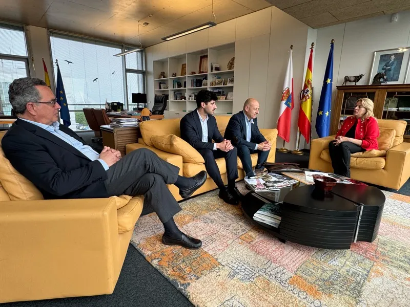 La consejera, durante su encuentro con el nuevo presidente de la Federación de Cofradías de Pescadores de Cantabria (Foto: Jimena Aguirre)