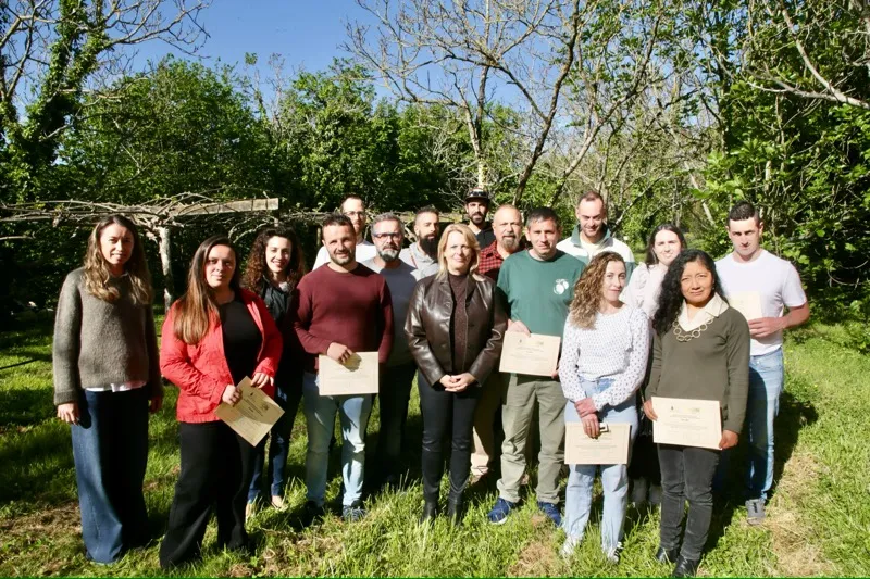 La consejera acompaña a los graduados. (Foto: Nacho Romero).