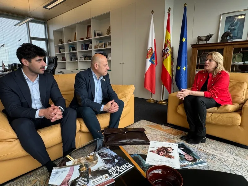 La consejera, durante su encuentro con el nuevo presidente de la Federación de Cofradías de Pescadores de Cantabria (Foto: Jimena Aguirre)